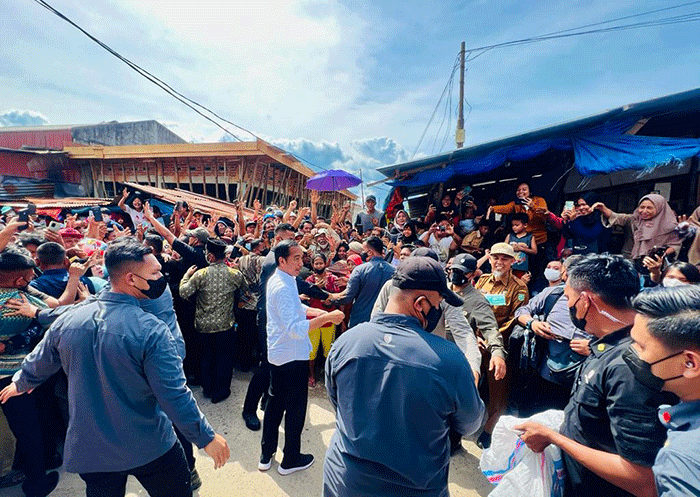 Presiden Joko Widodo meninjau aktivitas perekonomian di Pasar Bunda Sri Mersing, Kota Dumai, Kamis (5/1/2023).