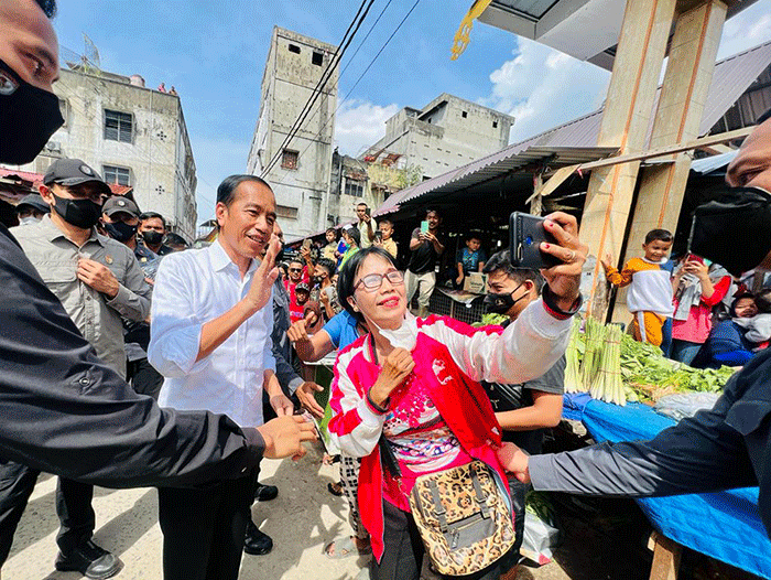 Presiden Joko Widodo meninjau aktivitas perekonomian di Pasar Bunda Sri Mersing, Kota Dumai, Kamis (5/1/2023).
