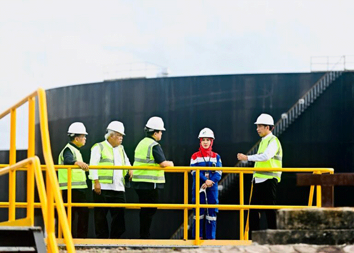 Presiden Joko Widodo meninjau proses produksi minyak dan gas bumi (migas) di Kawasan PT Pertamina Hulu Rokan Dumai, Kota Dumai, Kamis (5/1/2023).