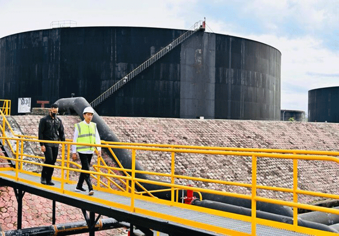 Presiden Joko Widodo meninjau proses produksi minyak dan gas bumi (migas) di Kawasan PT Pertamina Hulu Rokan Dumai, Kota Dumai, Kamis (5/1/2023).