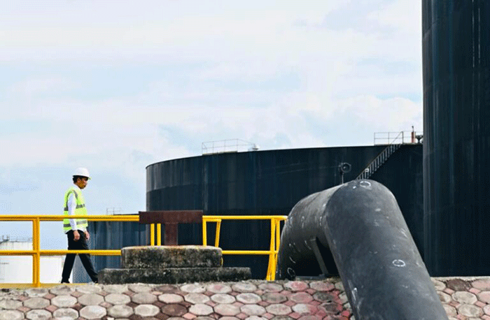 Presiden Joko Widodo meninjau proses produksi minyak dan gas bumi (migas) di Kawasan PT Pertamina Hulu Rokan Dumai, Kota Dumai, Kamis (5/1/2023).