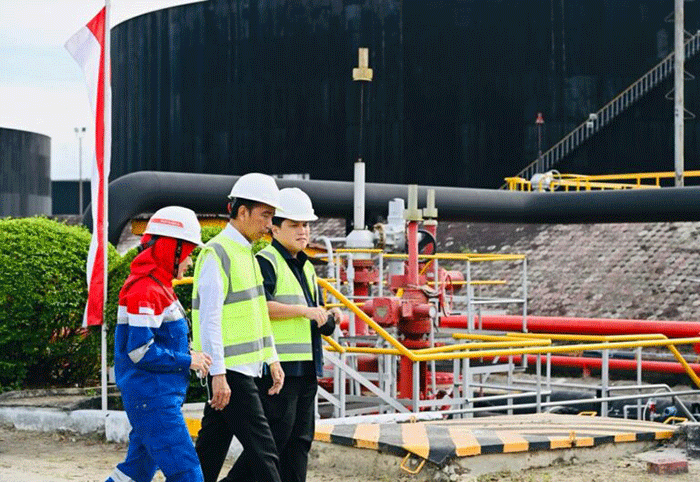 Presiden Joko Widodo meninjau proses produksi minyak dan gas bumi (migas) di Kawasan PT Pertamina Hulu Rokan Dumai, Kota Dumai, Kamis (5/1/2023).