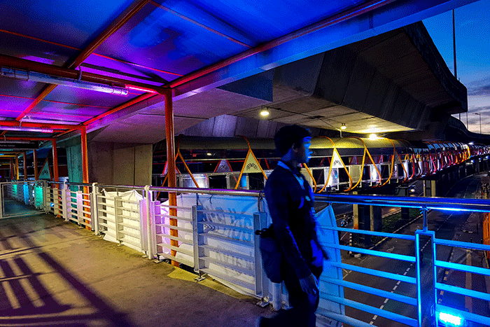 Penampakan proyek jembatan penyeberangan orang atau Skywalk dengan cahaya lampu warna warni telah rampung di kawasan Kebayoran Lama, Jakarta Selatan.