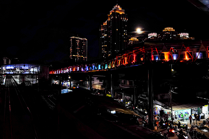 Penampakan proyek jembatan penyeberangan orang atau Skywalk dengan cahaya lampu warna warni telah rampung di kawasan Kebayoran Lama, Jakarta Selatan.