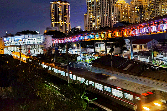 Penampakan proyek jembatan penyeberangan orang atau Skywalk dengan cahaya lampu warna warni telah rampung di kawasan Kebayoran Lama, Jakarta Selatan.
