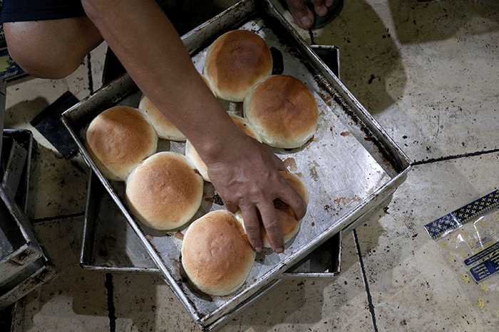 Pekerja membuat roti di Industri rumahan Langgeng Sari di kawasan Pejompongan, Jakarta, Sabtu (7/1/2023).