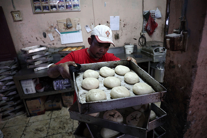 Pekerja membuat roti di Industri rumahan Langgeng Sari di kawasan Pejompongan, Jakarta, Sabtu (7/1/2023).