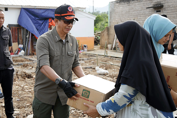 Kepala BNPB Letjen TNI Suharyanto (ketiga kanan) sedang berdialog dengan salah satu warga yang rumahnya sedang dibangun di Desa Nagrak, Kecamatan Cianjur.