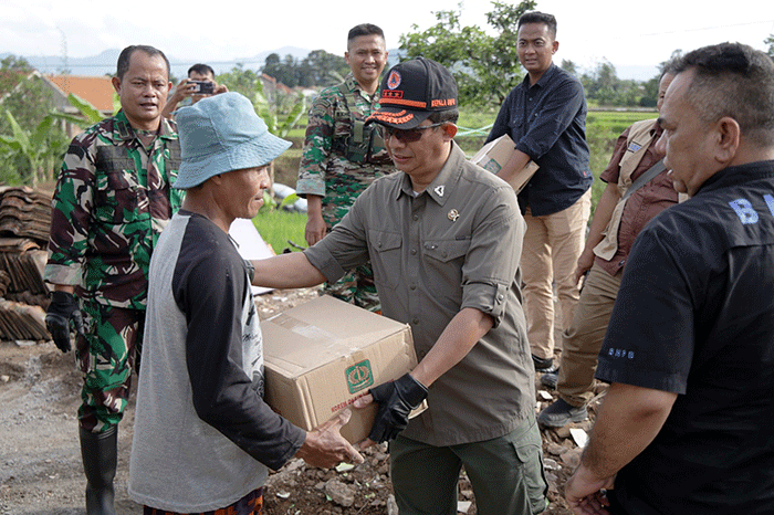 Kepala BNPB Letjen TNI Suharyanto (ketiga kanan) sedang berdialog dengan salah satu warga yang rumahnya sedang dibangun di Desa Nagrak, Kecamatan Cianjur.