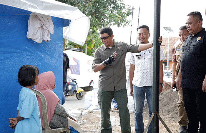 Kepala BNPB Letjen TNI Suharyanto (ketiga kanan) sedang berdialog dengan salah satu warga yang rumahnya sedang dibangun di Desa Nagrak, Kecamatan Cianjur.