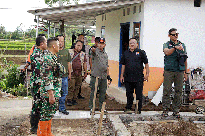 Kepala BNPB Letjen TNI Suharyanto (ketiga kanan) sedang berdialog dengan salah satu warga yang rumahnya sedang dibangun di Desa Nagrak, Kecamatan Cianjur.