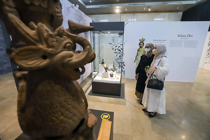 Pengunjung saat melihat pameran The Truth Inside You: Alunan Kisah Tentang Perempuan di Museum Nasional, Jakarta Pusat, Sabtu (7/1/2023).