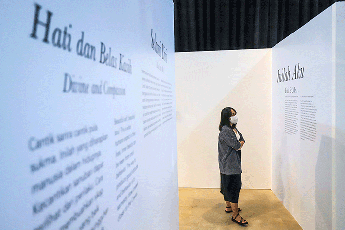 Pengunjung saat melihat pameran The Truth Inside You: Alunan Kisah Tentang Perempuan di Museum Nasional, Jakarta Pusat, Sabtu (7/1/2023).