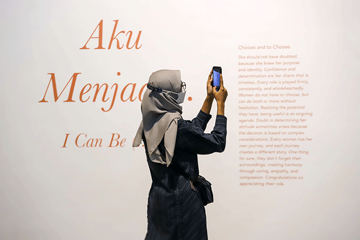 Pengunjung saat melihat pameran The Truth Inside You: Alunan Kisah Tentang Perempuan di Museum Nasional, Jakarta Pusat, Sabtu (7/1/2023).
