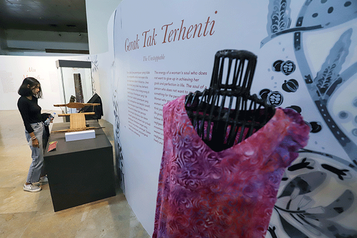 Pengunjung saat melihat pameran The Truth Inside You: Alunan Kisah Tentang Perempuan di Museum Nasional, Jakarta Pusat, Sabtu (7/1/2023).