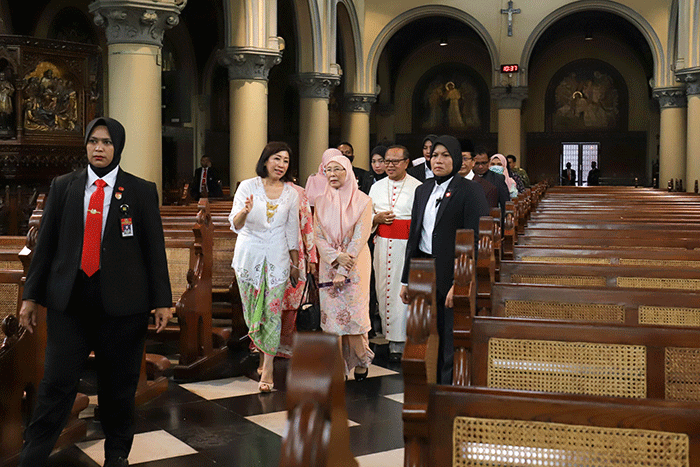 Istri Perdana Menteri Malaysia (PM) Anwar Ibrahim, Wan Azizah Wan Ismail mengunjungi Masjid Istiqlal dan Gereja Katedral, Jakarta, Senin (9/1/2023).