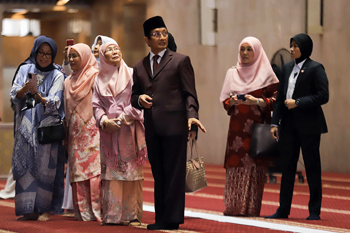 Istri Perdana Menteri Malaysia (PM) Anwar Ibrahim, Wan Azizah Wan Ismail mengunjungi Masjid Istiqlal dan Gereja Katedral, Jakarta, Senin (9/1/2023).