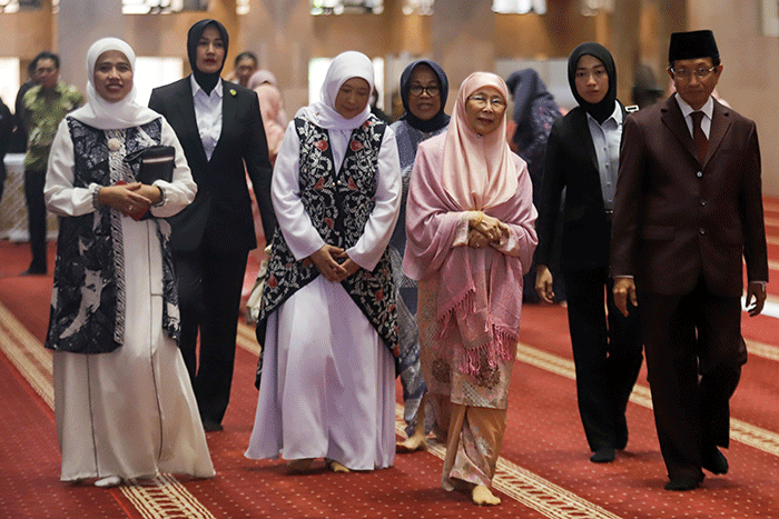 Istri Perdana Menteri Malaysia (PM) Anwar Ibrahim, Wan Azizah Wan Ismail mengunjungi Masjid Istiqlal dan Gereja Katedral, Jakarta, Senin (9/1/2023).