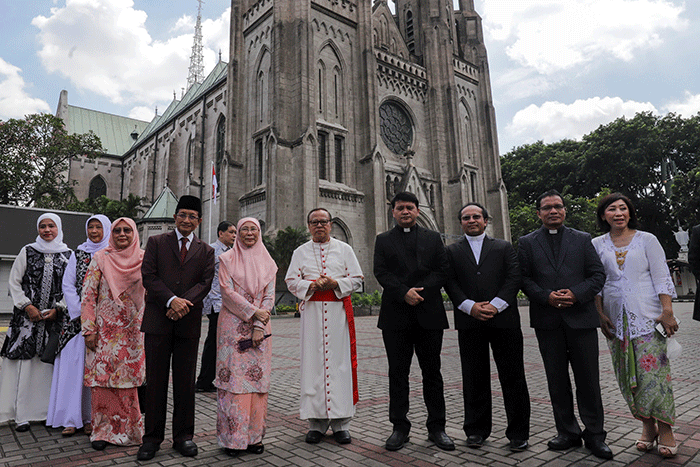 Istri Perdana Menteri Malaysia (PM) Anwar Ibrahim, Wan Azizah Wan Ismail mengunjungi Masjid Istiqlal dan Gereja Katedral, Jakarta, Senin (9/1/2023).