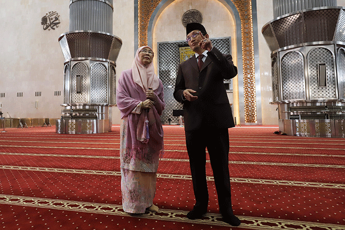 Istri Perdana Menteri Malaysia (PM) Anwar Ibrahim, Wan Azizah Wan Ismail mengunjungi Masjid Istiqlal dan Gereja Katedral, Jakarta, Senin (9/1/2023).