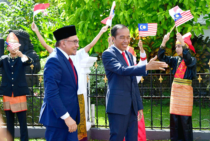 Presiden Joko Widodo menyambut kunjungan resmi Perdana Menteri (PM) Malaysia, Dato’ Seri Anwar bin Ibrahim, di Istana Kepresidenan Bogor, Jawa Barat.