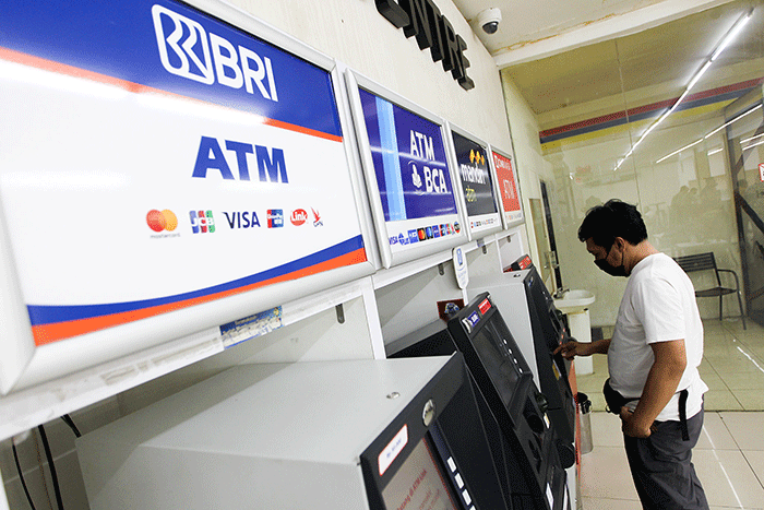 Nasabah melakukan transaksi di Anjungan Tunai Mandiri (ATM) kawasan Jakarta Selatan, Senin (9/1/2023).