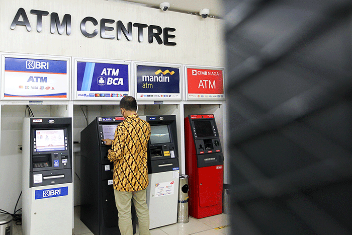 Nasabah melakukan transaksi di Anjungan Tunai Mandiri (ATM) kawasan Jakarta Selatan, Senin (9/1/2023).