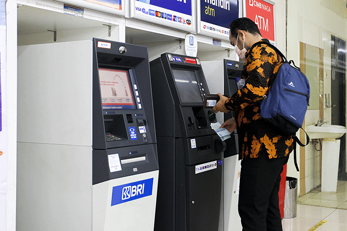 Nasabah melakukan transaksi di Anjungan Tunai Mandiri (ATM) kawasan Jakarta Selatan, Senin (9/1/2023).