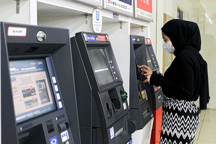 Nasabah melakukan transaksi di Anjungan Tunai Mandiri (ATM) kawasan Jakarta Selatan, Senin (9/1/2023).