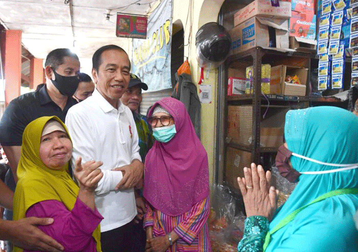 Presiden Joko Widodo meninjau aktivitas perdagangan dan mengecek harga komoditas di Pasar Sentul, Kota Yogyakarta.