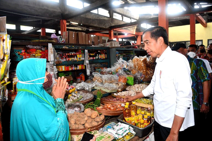 Presiden Joko Widodo meninjau aktivitas perdagangan dan mengecek harga komoditas di Pasar Sentul, Kota Yogyakarta.