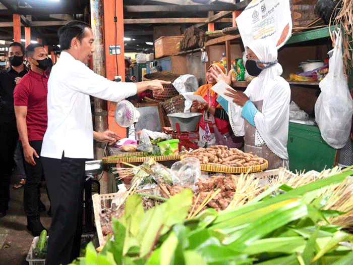 Presiden Joko Widodo meninjau aktivitas perdagangan dan mengecek harga komoditas di Pasar Sentul, Kota Yogyakarta.
