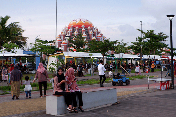 Sejumlah anak bersama orang tuanya menikmati liburan di kawasan Center Poin of Indonesia (CPI), Makassar, Minggu (8/1/2023).