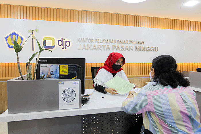 Petugas melayani wajib pajak di Kantor Pelayanan Pajak Pratama Pasar Minggu, Jakarta Selatan, Senin (9/1/2023).