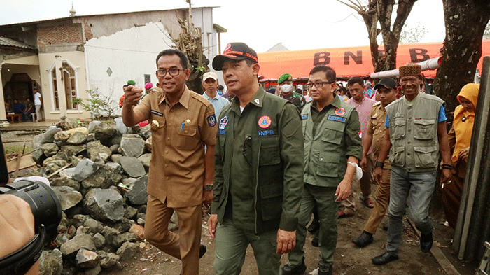 Kepala Badan Nasional Penanggulangan Bencana (BNPB) Letjen TNI Suharyanto memberikan bantuan dana siap pakai (DSP) kepada Pemerintah Provinsi Sulawesi Selatan.
