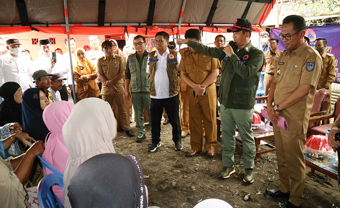 Kepala Badan Nasional Penanggulangan Bencana (BNPB) Letjen TNI Suharyanto memberikan bantuan dana siap pakai (DSP) kepada Pemerintah Provinsi Sulawesi Selatan.