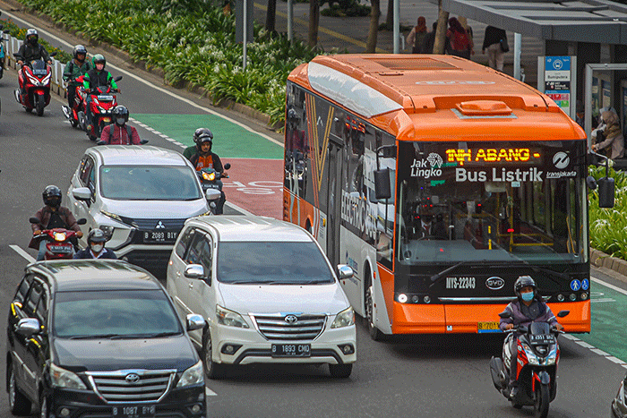 Bus listrik Transjakarta melintas di Jalan Sudirman-Thamrin, Jakarta, Rabu (11/1/2023).