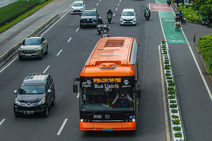 Bus listrik Transjakarta melintas di Jalan Sudirman-Thamrin, Jakarta, Rabu (11/1/2023).