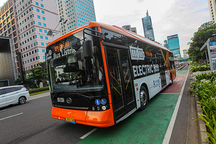 Bus listrik Transjakarta melintas di Jalan Sudirman-Thamrin, Jakarta, Rabu (11/1/2023).