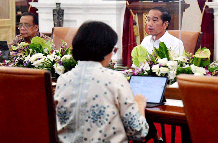 Presiden Joko Widodo saat memimpin rapat terbatas di Istana Merdeka, Jakarta, Rabu (11/1/2023).