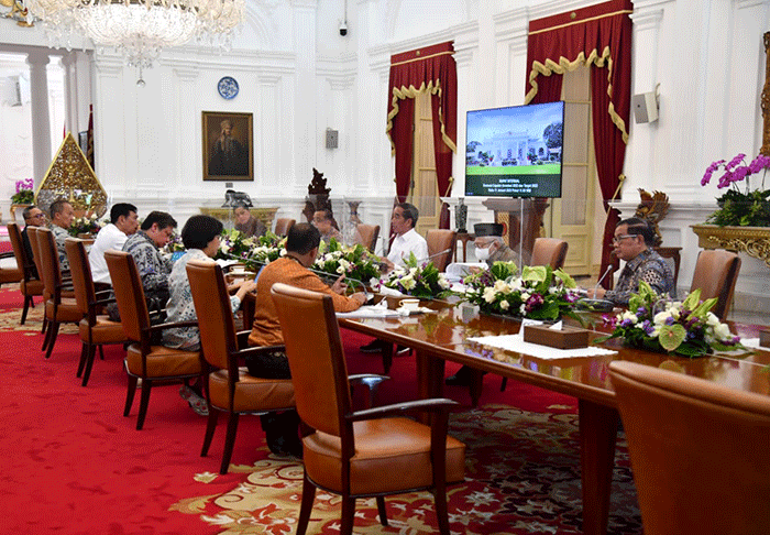 Presiden Joko Widodo saat memimpin rapat terbatas di Istana Merdeka, Jakarta, Rabu (11/1/2023).