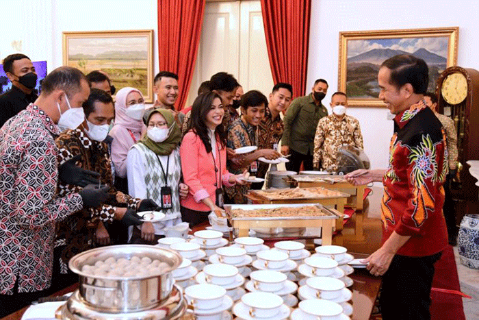 Presiden Joko Widodo bersilaturahmi secara langsung dengan para wartawan istana di Istana Negara, Jakarta, Selasa (10/1/2023).