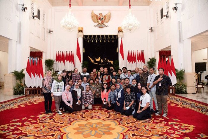 Presiden Joko Widodo bersilaturahmi secara langsung dengan para wartawan istana di Istana Negara, Jakarta, Selasa (10/1/2023).