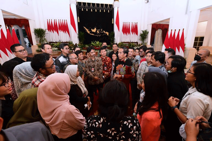 Presiden Joko Widodo bersilaturahmi secara langsung dengan para wartawan istana di Istana Negara, Jakarta, Selasa (10/1/2023).