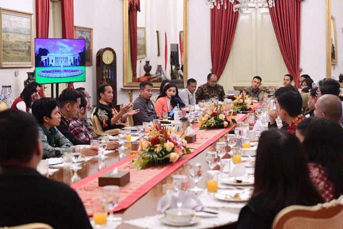Presiden Joko Widodo bersilaturahmi secara langsung dengan para wartawan istana di Istana Negara, Jakarta, Selasa (10/1/2023).