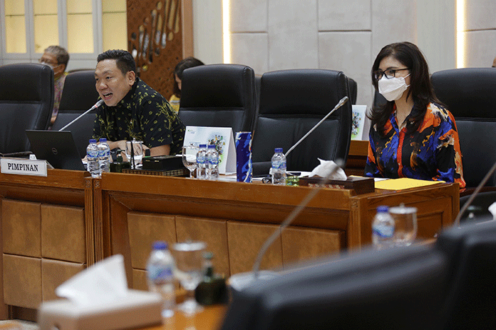 Menteri Ketenagakerjaan Ida Fauziyah (tengah) bersiap mengikuti rapat kerja dengan Komisi IX DPR di Kompleks Parlemen Senayan, Jakarta, Rabu (11/1/2023).
