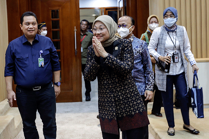 Menteri Ketenagakerjaan Ida Fauziyah (tengah) bersiap mengikuti rapat kerja dengan Komisi IX DPR di Kompleks Parlemen Senayan, Jakarta, Rabu (11/1/2023).