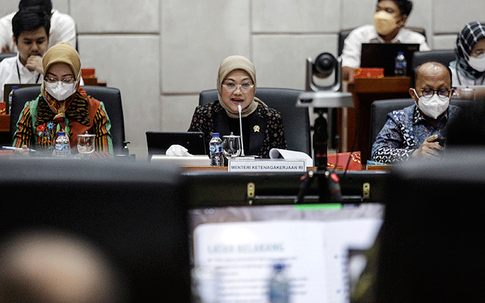 Menteri Ketenagakerjaan Ida Fauziyah (tengah) bersiap mengikuti rapat kerja dengan Komisi IX DPR di Kompleks Parlemen Senayan, Jakarta, Rabu (11/1/2023).