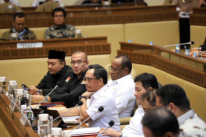 Menteri Dalam Negeri Tito Karnavian (tengah) bersama pimpinan lembaga negara mengikuti rapat kerja dengan Komisi II DPR di Kompleks Parlemen, Senayan, Jakarta.
