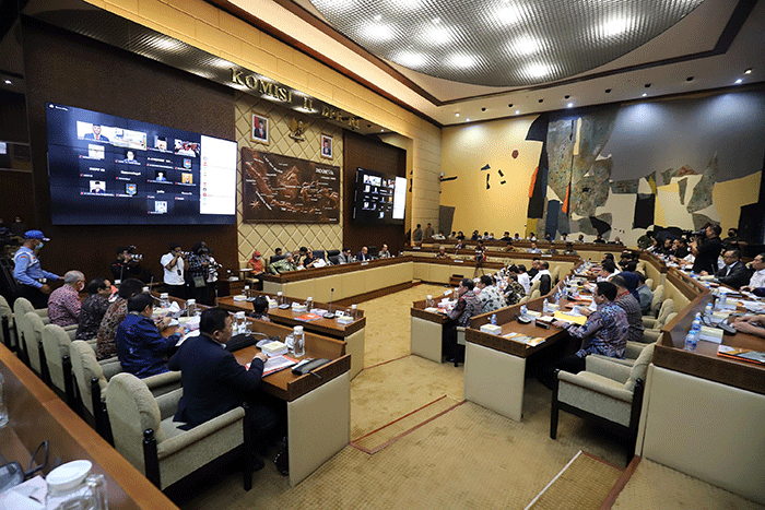 Menteri Dalam Negeri Tito Karnavian (tengah) bersama pimpinan lembaga negara mengikuti rapat kerja dengan Komisi II DPR di Kompleks Parlemen, Senayan, Jakarta.